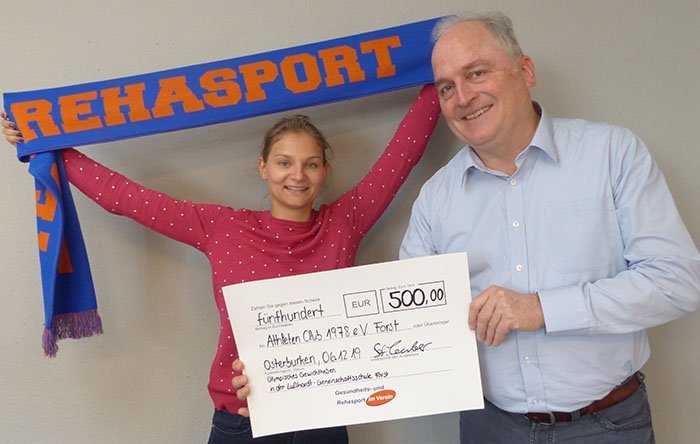 Spendenaktion 2019 vom TeamRehasport und seine Partner hier GF Stephan Teuber und Sarah Eller mit einem der 3 Spendenschecks
