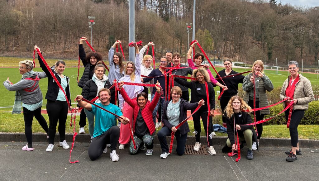 Rückblick Netzwerktreffen März 2026: Der "bewegte Weg zur Achtsamkeit" im Rehasport 13 Gruppenbild mit Band beschnitten 1 - Rückblick Netzwerktreffen März 2026: Der "bewegte Weg zur Achtsamkeit" im Rehasport